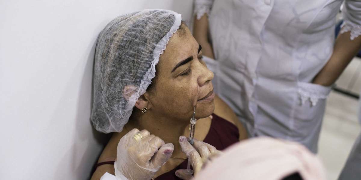 Transformando Carreiras: O Valor da Pós-Graduação em Farmácia Estética para Profissionais de Saúde